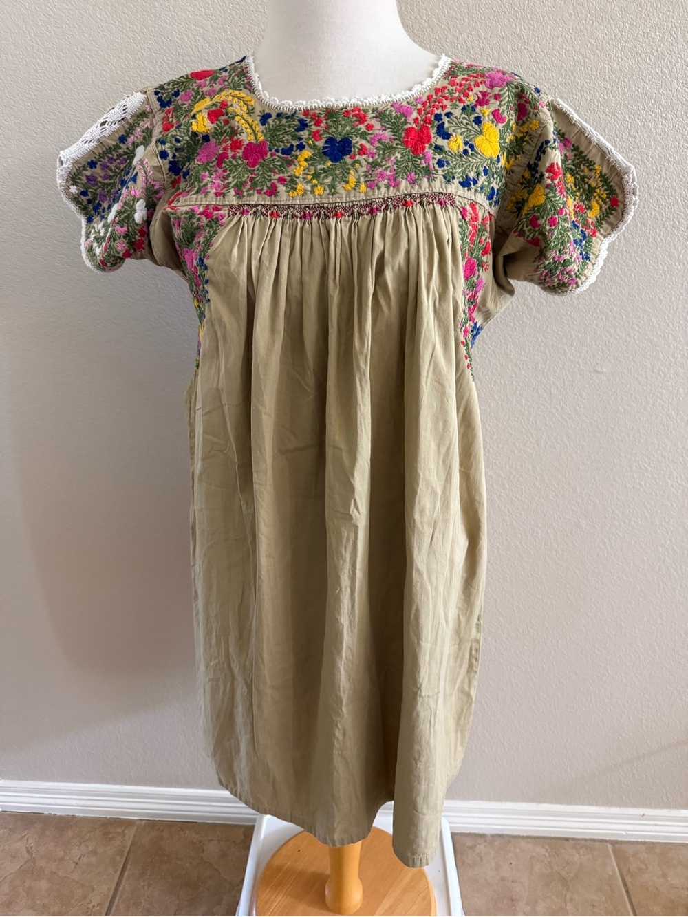 Mexican Dress Womens SZ M Tan Floral Embroidered Short Sleeve 100% Cotton - Picture 3 of 6